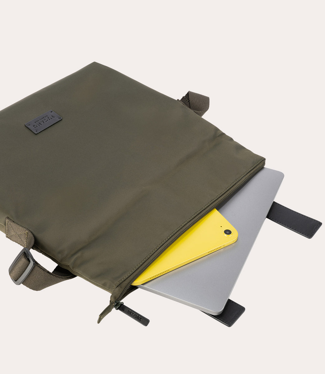 Fold Messenger Bag Verde militare, in uso