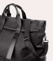 Fold Weekender Bag Nero, in uso