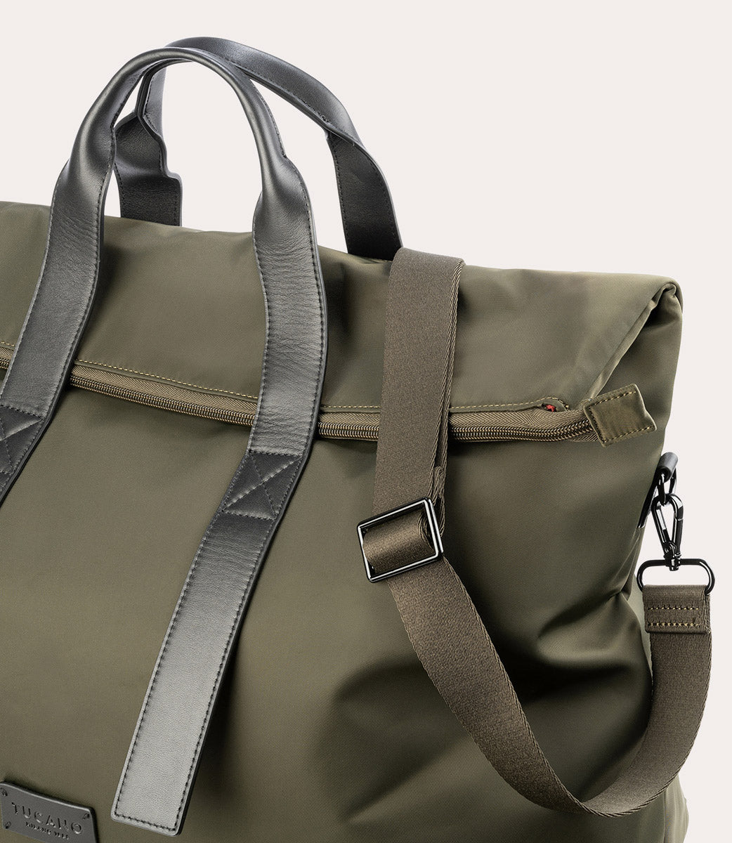 Fold Weekender Bag Verde militare, in uso