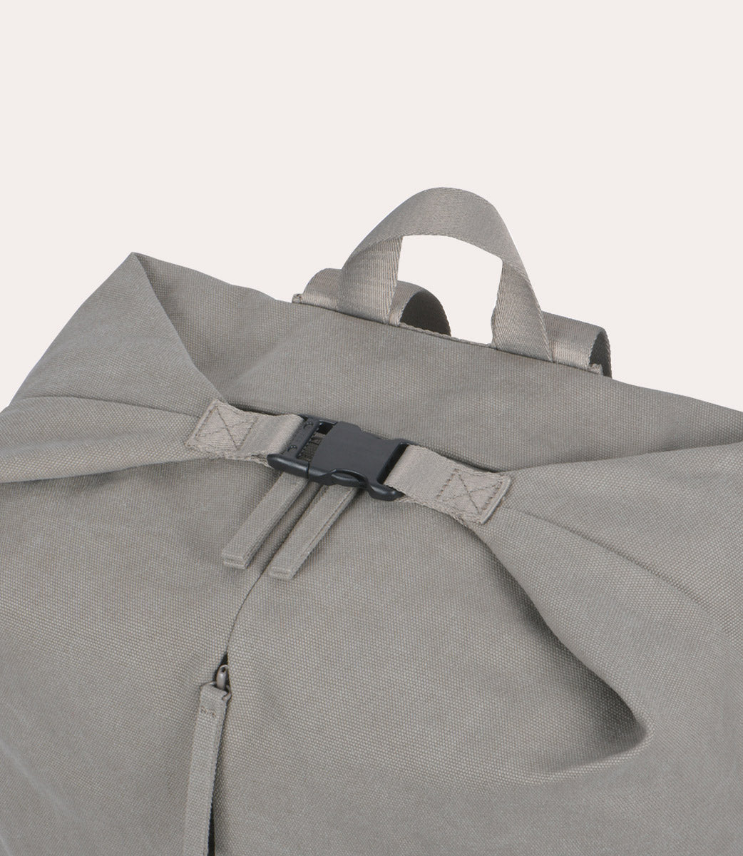 Carry Backpack Grigio, in uso