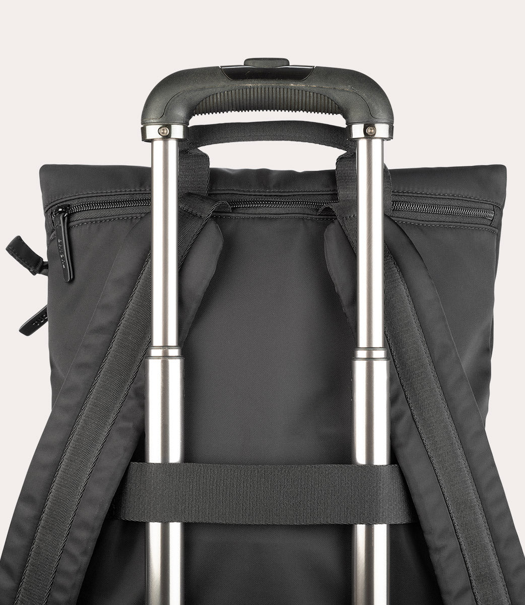 Fold Backpack Nero, in uso