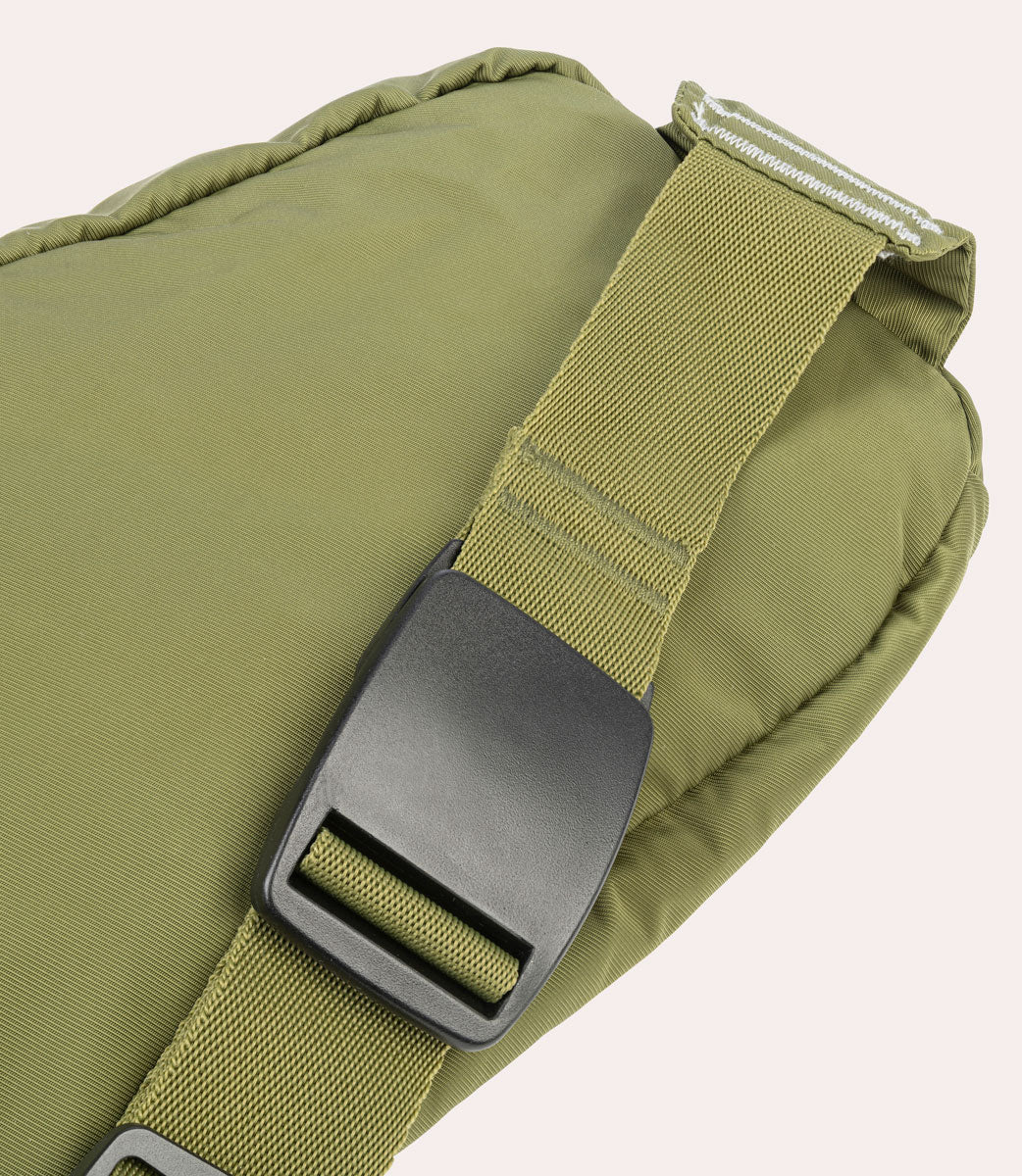 Let Me Out Crossbody Verde militare, in uso