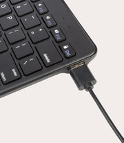 Wired tablet keyboard w/stand (Type-C and Micro-USB connectors) Nero, in uso